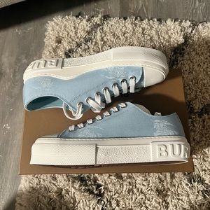 Burberry Jack Equestrian Knight Print Low Top Sneaker size 9